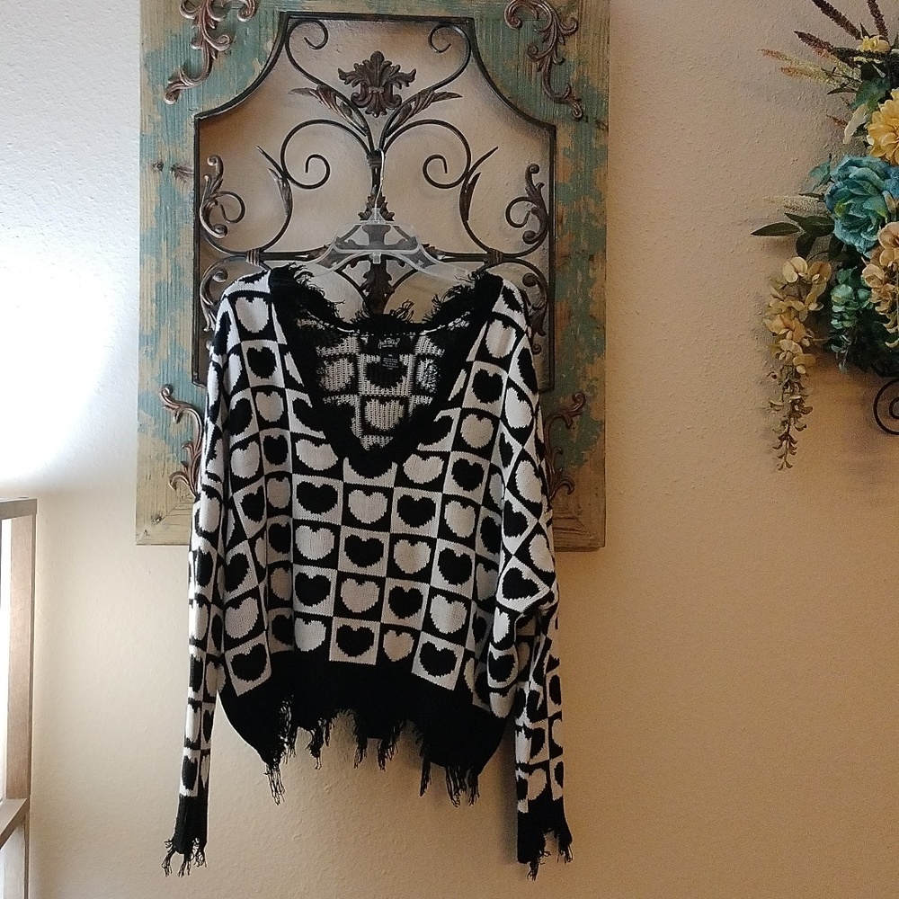 Just Polly Fring V-neck Falls off the shoulder Blk/Why Heart's sweater. Size XL